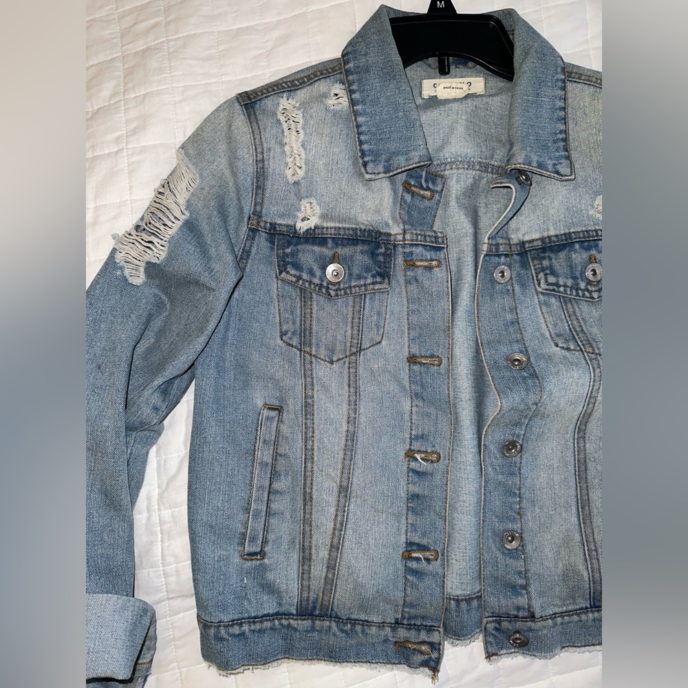 ⭐️Jean jacket -size Small⭐️
